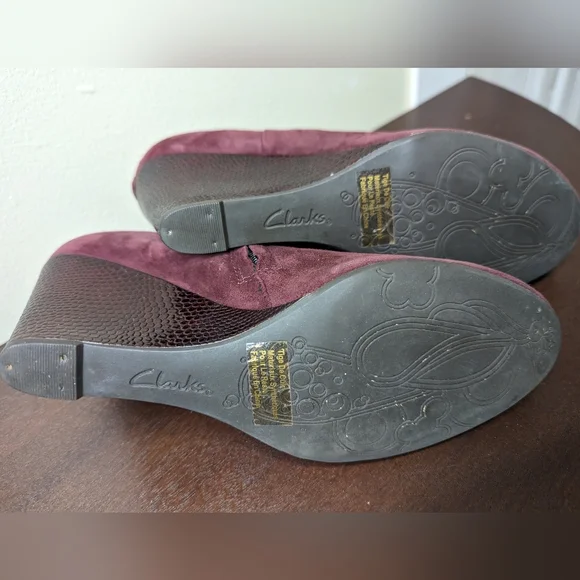 Clarks Artisan Woman's 9M Wine Burgandy Suede Artisan Wedge Shoes Side Zip - Picture 7 of 7